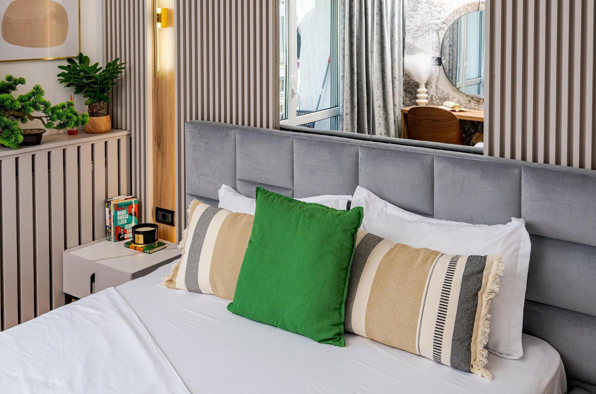 Romana Vibe Elegance In The Heart Of The City Bukarest Eksteriør billede