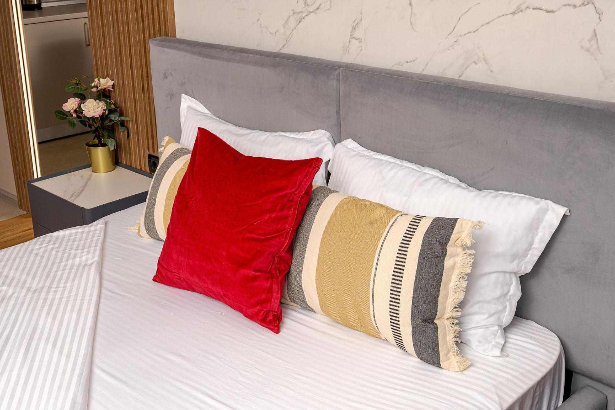 Romana Vibe Elegance In The Heart Of The City Bukarest Eksteriør billede